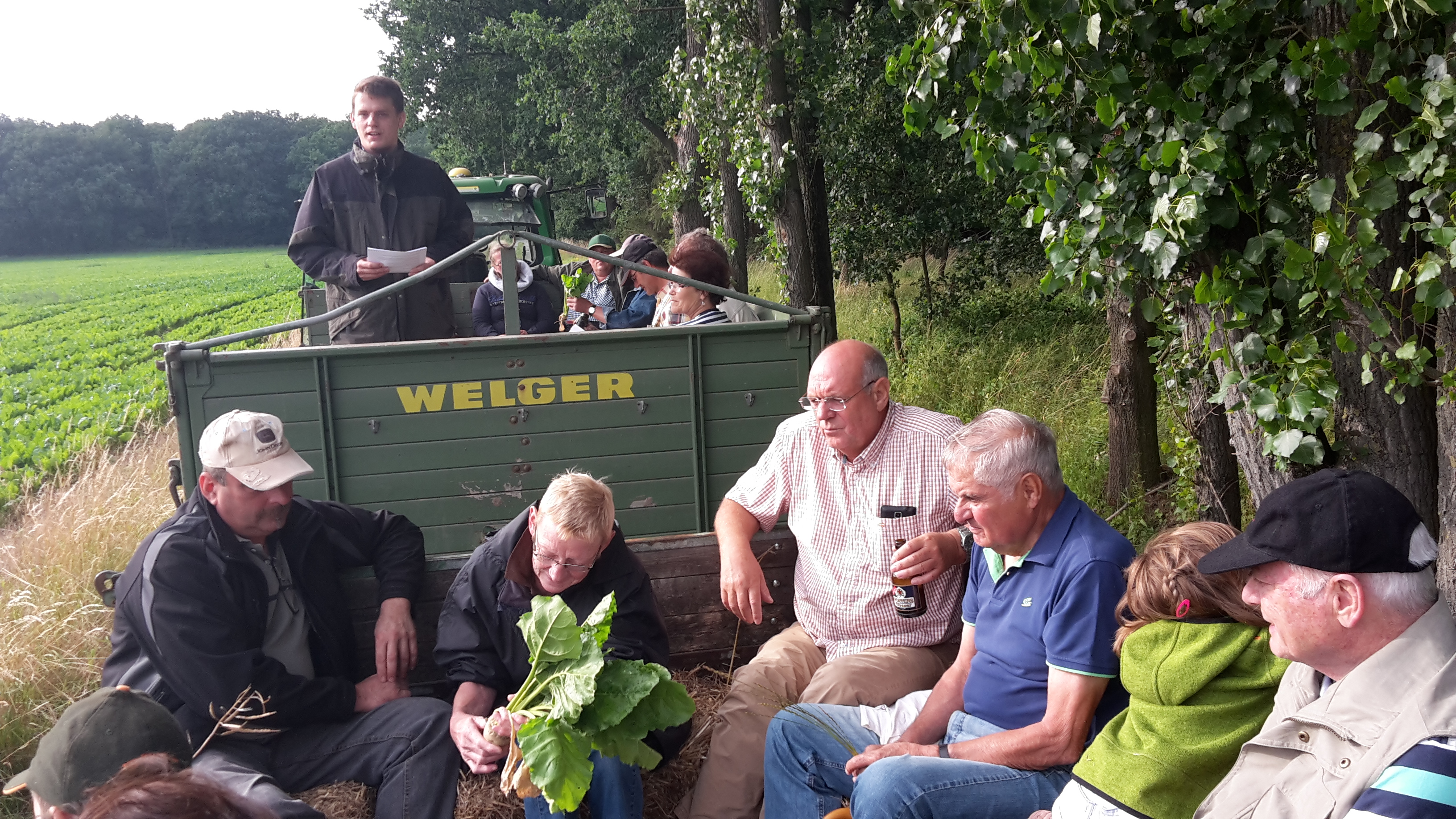 Konrad Segger (stehend) informiert über Feldfrüchte Konrad Segger (stehend) informiert über Feldfrüchte