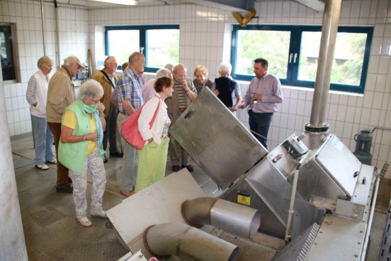 Kläranlagenleiter Sven Dilba (rechts) am Rechen zeigt den Besuchern wo die groben Teile des Abwassers herausgeholt werden. Kläranlagenleiter Sven Dilba (rechts) am Rechen zeigt den Besuchern wo die groben Teile des Abwassers herausgeholt werden.