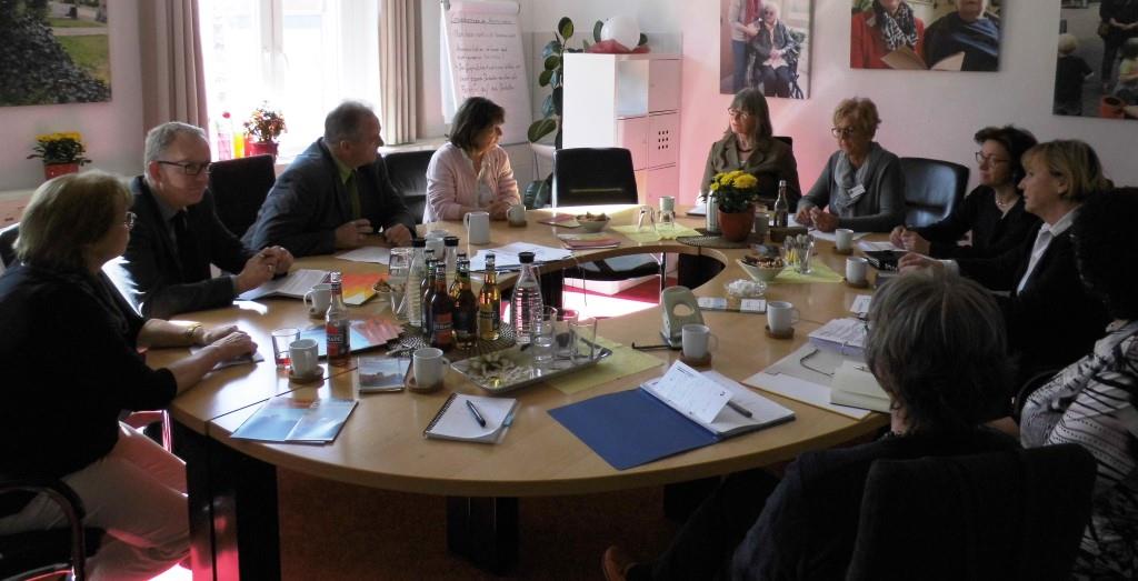 Zu den ausführliche Beratungen im Hospiz-Verein kamen CDU-Politiker und Ehrenamtliche zusammen. (Foto: Andreas Meißler) Zu den ausführliche Beratungen im Hospiz-Verein kamen CDU-Politiker und Ehrenamtliche zusammen. (Foto: Andreas Meißler)