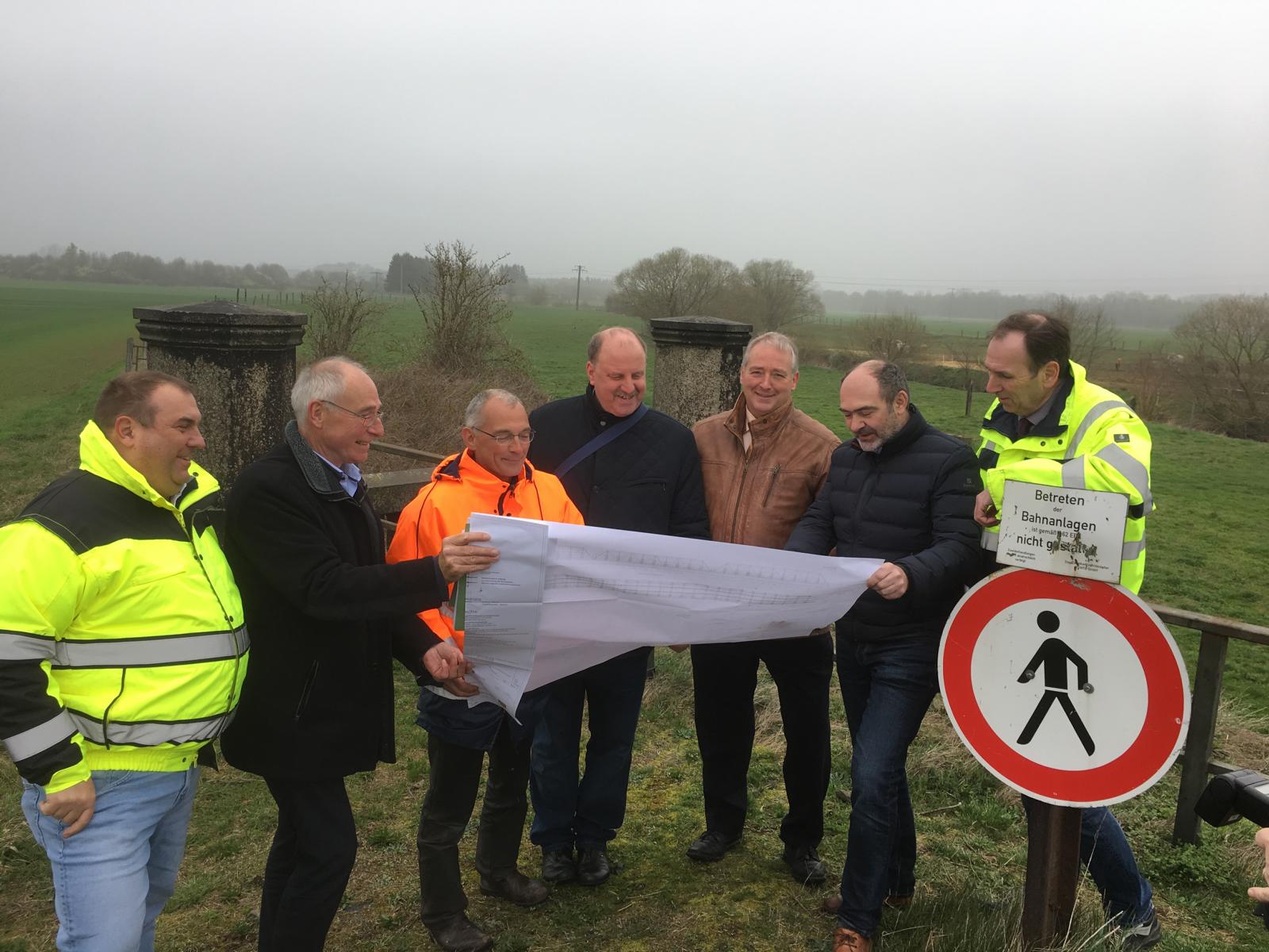 Unser Bild (privat) zeigt Mitarbeiter des Landkreises Wolfenbüttel gemeinsam mit Andreas Memmert und Frank Oesterhelweg am zukünftigen Standort der Brücke. Unser Bild (privat) zeigt Mitarbeiter des Landkreises Wolfenbüttel gemeinsam mit Andreas Memmert und Frank Oesterhelweg am zukünftigen Standort der Brücke.
