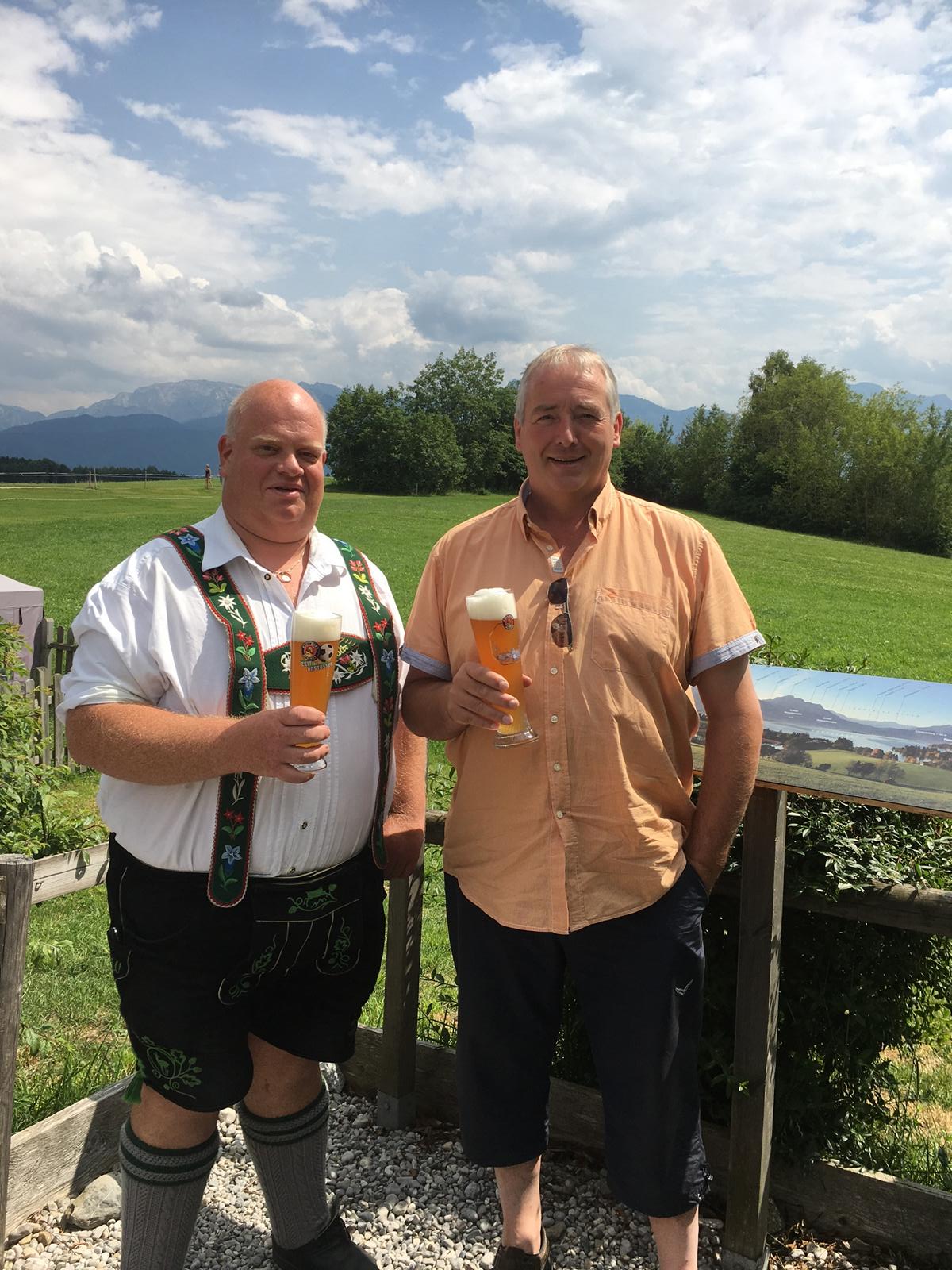 Im Bild Frank Oesterhelweg während seines Urlaubs in Bayern mit Rainer Wörle, dem Vorstand der Blaskapelle – letzte organisatorische Fragen und der Ablauf wurden bei einem (alkoholfreien) Weizen ausführlich besprochen. Im Bild Frank Oesterhelweg während seines Urlaubs in Bayern mit Rainer Wörle, dem Vorstand der Blaskapelle – letzte organisatorische Fragen und der Ablauf wurden bei einem (alkoholfreien) Weizen ausführlich besprochen.