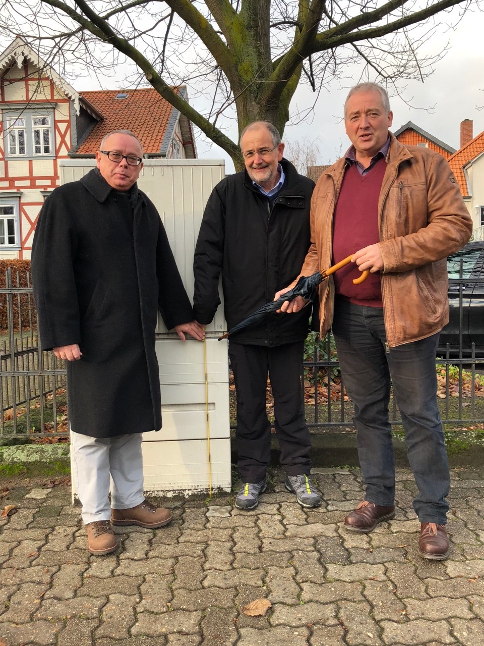 Unser Bild (privat): Die Stadtwerke Wolfenbüttel haben bereits am Rosenwall als Vorsorgemassnahme die Stromverteiler mit einem 80 cm hohen Sockel versehen. Hier stand das Hochwasser im Sommer 2017 zwischen 60 und 80 cm hoch. V. l. n. r.: Andreas Meißler, Unser Bild (privat): Die Stadtwerke Wolfenbüttel haben bereits am Rosenwall als Vorsorgemassnahme die Stromverteiler mit einem 80 cm hohen Sockel versehen. Hier stand das Hochwasser im Sommer 2017 zwischen 60 und 80 cm hoch. V. l. n. r.: Andreas Meißler,