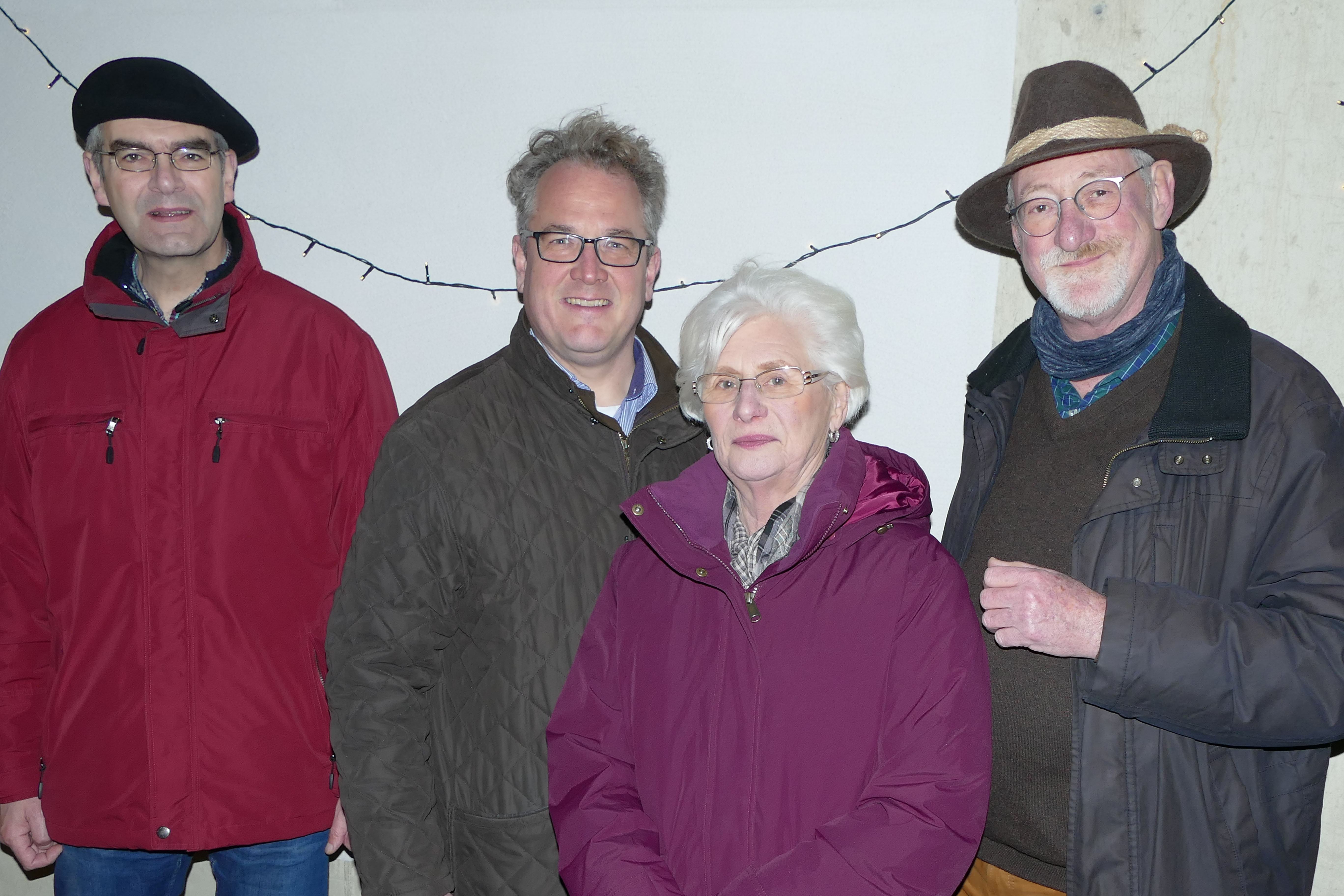 Trafen sich beim Lebendigen Adventskalender der Cremlinger Wohnungsbau GmbH (von links nach rechts: Jörg Weber, Kolja Siefert, Marianne Buchholz, Volker Brandt) Trafen sich beim Lebendigen Adventskalender der Cremlinger Wohnungsbau GmbH (von links nach rechts: Jörg Weber, Kolja Siefert, Marianne Buchholz, Volker Brandt)