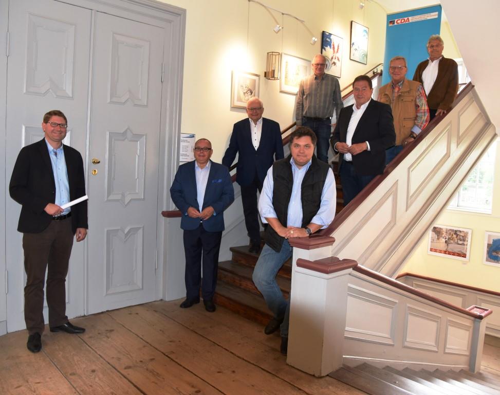 Die CDA kam im Sickter Herrenhaus zusammen. Anwesend waren (v. l.) Samtgemeindebürgermeister Marco Kelb, Andreas Meißler, Klaus Hantelmann, Uwe Schäfer, Reiner Jahns, Uwe Lagosky, Thomas Hornig und Herbert Theissen. Die CDA kam im Sickter Herrenhaus zusammen. Anwesend waren (v. l.) Samtgemeindebürgermeister Marco Kelb, Andreas Meißler, Klaus Hantelmann, Uwe Schäfer, Reiner Jahns, Uwe Lagosky, Thomas Hornig und Herbert Theissen.