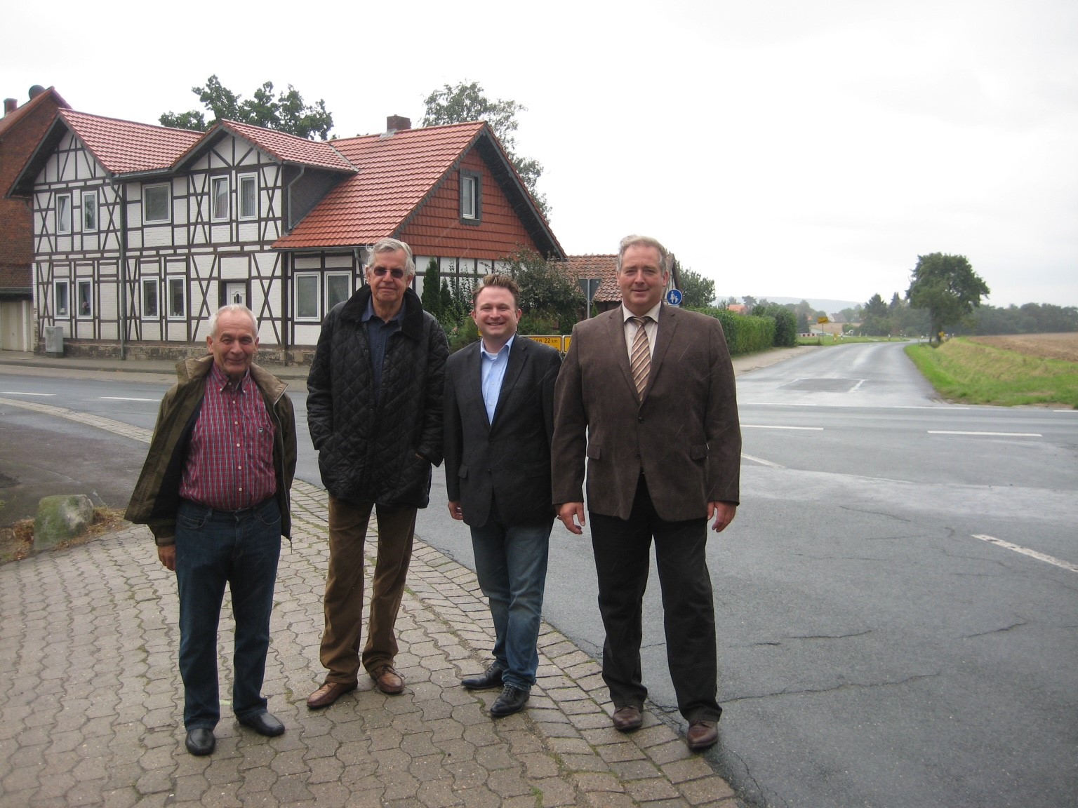 Im Bild (privat) 2011 in Evessen: Klaus Bertram, Johann-Heinrich von Henninges (verstorben), Dr. Arne Pautsch und Frank Oesterhelweg. Im Bild (privat) 2011 in Evessen: Klaus Bertram, Johann-Heinrich von Henninges (verstorben), Dr. Arne Pautsch und Frank Oesterhelweg.