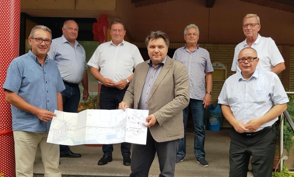 CDA-Sitzung mit (v. l.) Gast Klaus Kubitschke, Norbert Löhr, Uwe Lagosky, Uwe Schäfer, Herbert Theissen, Thomas Hornig und Andreas Meißler bei den Beratungen über Fahrradwege. CDA-Sitzung mit (v. l.) Gast Klaus Kubitschke, Norbert Löhr, Uwe Lagosky, Uwe Schäfer, Herbert Theissen, Thomas Hornig und Andreas Meißler bei den Beratungen über Fahrradwege.