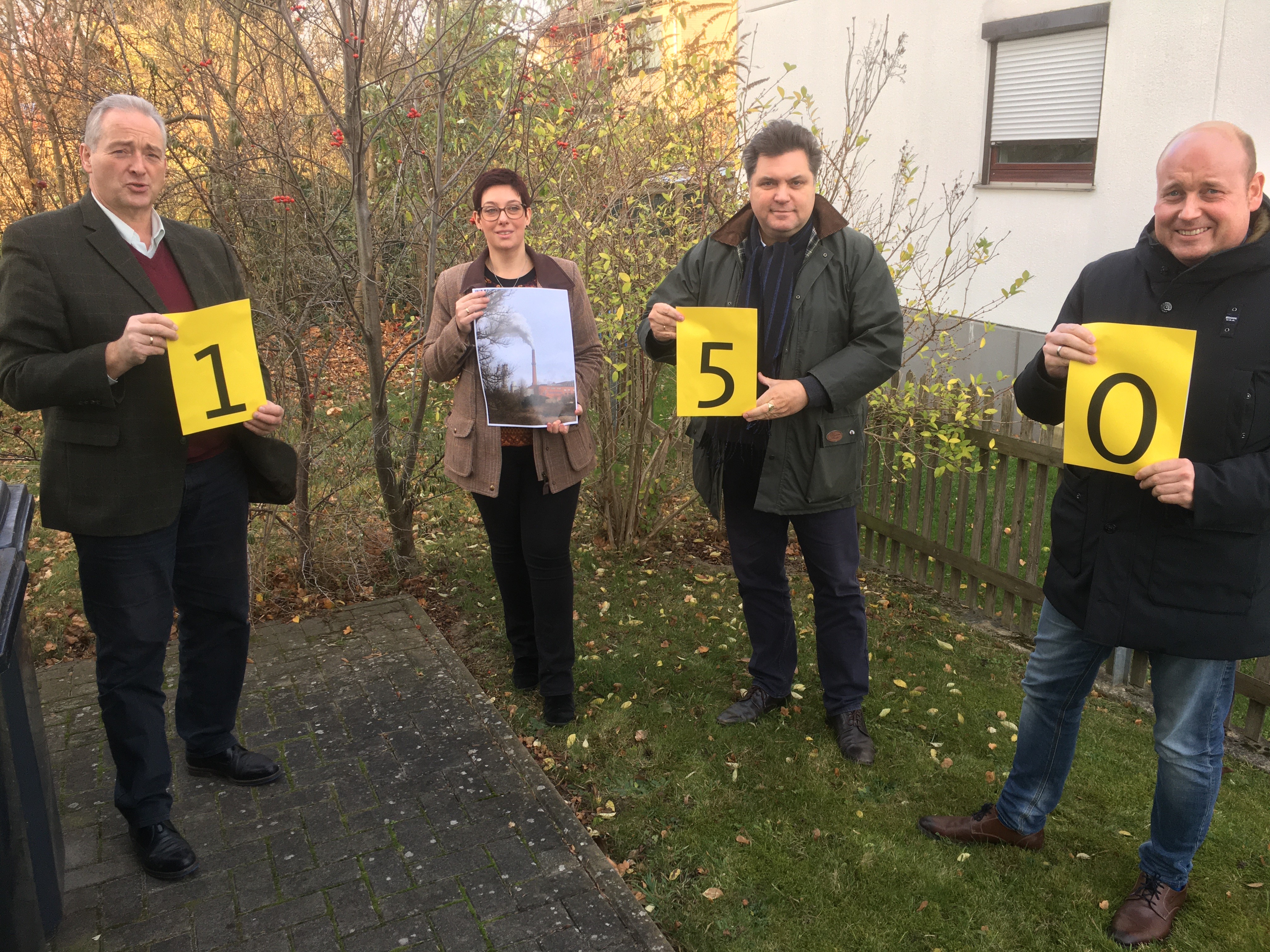 Zum 150. Geburtstag der Schladener Zuckerfabrik gratulieren (v. l. n. r.) Frank Oesterhelweg, Sarah-Grabenhorst-Quidde, Uwe Schäfer und Holger Bormann Zum 150. Geburtstag der Schladener Zuckerfabrik gratulieren (v. l. n. r.) Frank Oesterhelweg, Sarah-Grabenhorst-Quidde, Uwe Schäfer und Holger Bormann