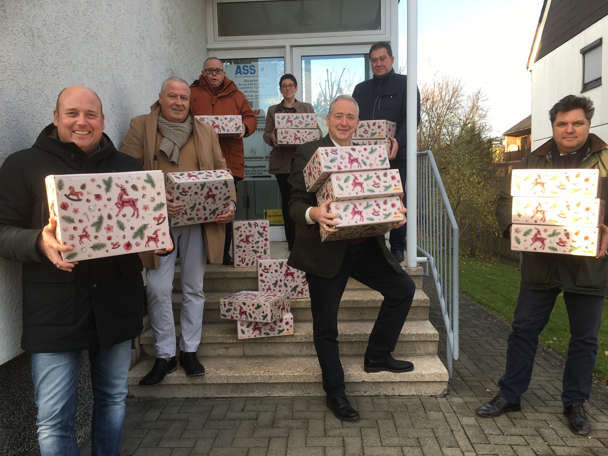 Im Bild (privat) mit den Paketen vor der CDU-Kreisgeschäftsstelle: Holger Bormann, Andreas Glier, Andreas Meissler, Sarah Grabenhorst-Quidde, Frank Oesterhelweg, Uwe Lagosky und Uwe Schäfer. Im Bild (privat) mit den Paketen vor der CDU-Kreisgeschäftsstelle: Holger Bormann, Andreas Glier, Andreas Meissler, Sarah Grabenhorst-Quidde, Frank Oesterhelweg, Uwe Lagosky und Uwe Schäfer.