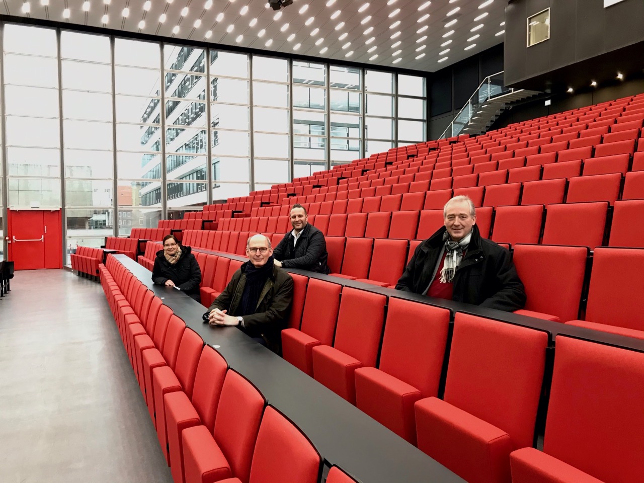 Foto (TU BS): Im sanierten Audimax der TU Braunschweig v. l. n. r.: Die CDU-Landtagsabgeordneten Veronika Koch, Christoph Plett, Oliver Schatta und Frank Oesterhelweg Foto (TU BS): Im sanierten Audimax der TU Braunschweig v. l. n. r.: Die CDU-Landtagsabgeordneten Veronika Koch, Christoph Plett, Oliver Schatta und Frank Oesterhelweg