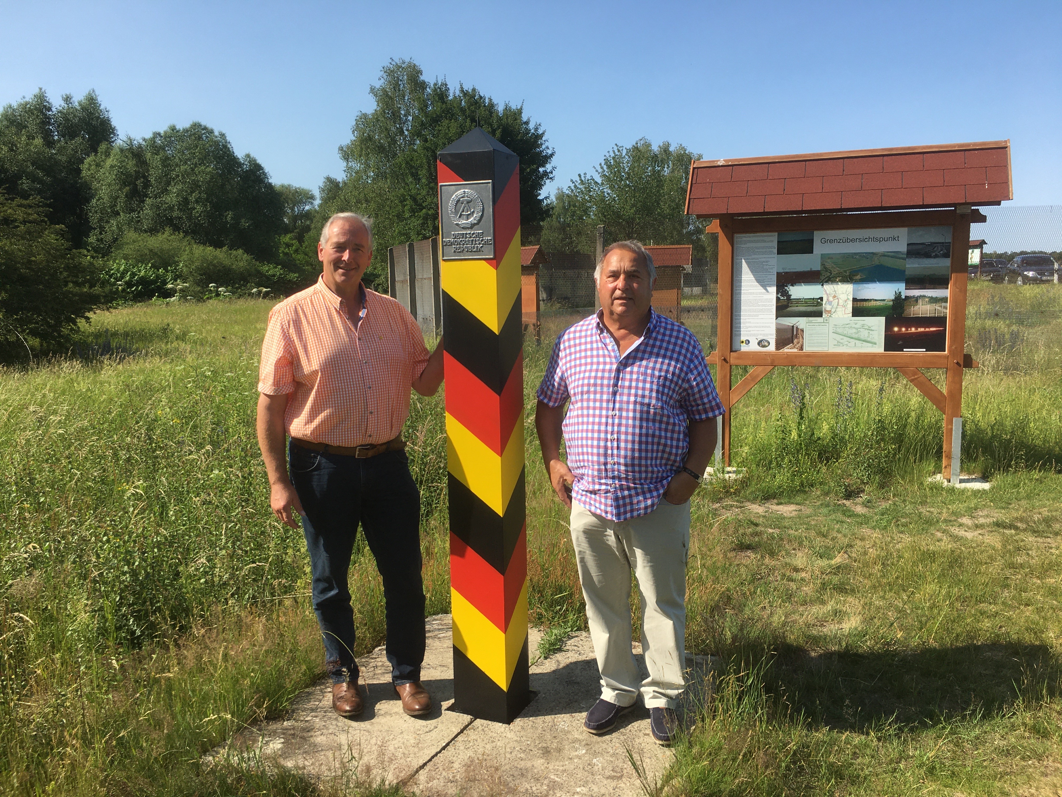 Archiv-Photo: Frank Oesterhelweg mit Gerd Joppe, der den Kontakt zum Grenzerkreis hergestellt hatte, im vergangenen Jahr im Okertal - im Hintergrund eine der Schautafeln. Archiv-Photo: Frank Oesterhelweg mit Gerd Joppe, der den Kontakt zum Grenzerkreis hergestellt hatte, im vergangenen Jahr im Okertal - im Hintergrund eine der Schautafeln.