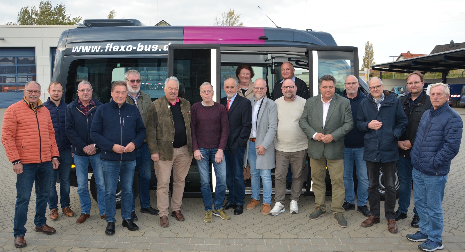 CDU-Kommunalpolitiker besichtigten vor der Errterung der Zukunft des ffentlichen Nahverkehrs im Landkreis Wolfenbttel einen Flexo-Bus, die heute schon in Teilen des Landkreises das Bus-Angebot ergnzen.