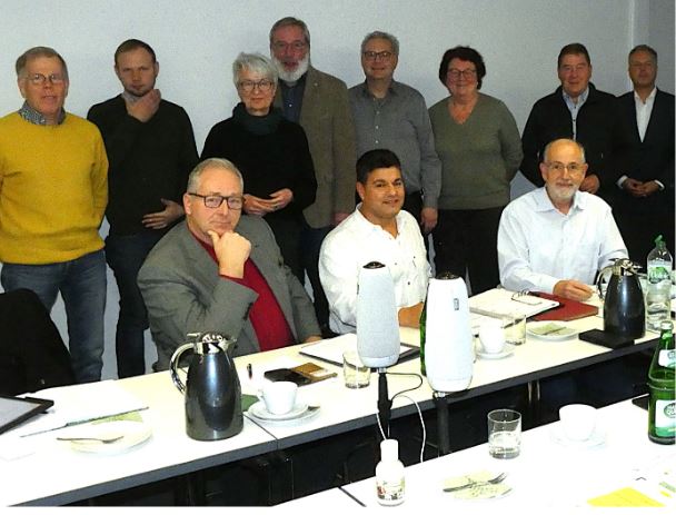 Die CDU-Kreistagsfraktion bereitete den Haushaltsplan 2026 nach Vorstellung durch
Landr�tin Christiane Steinbr�gge (4. von links) und 1. Kreisrat Heiko Beddig (rechts)
mit Landrats-Kandiat Tobias Thurau (vorne Mitte) vor.
Foto CDU