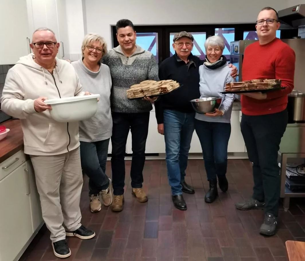 BU: Beim Kochen mit (v. l.): Andreas Mei�ler, Anja Kr�ger, Tobias Thurau, Bogdan Bloch, Kerstin Glier und Stefan Ullrich-Kleiner. Foto: privat


