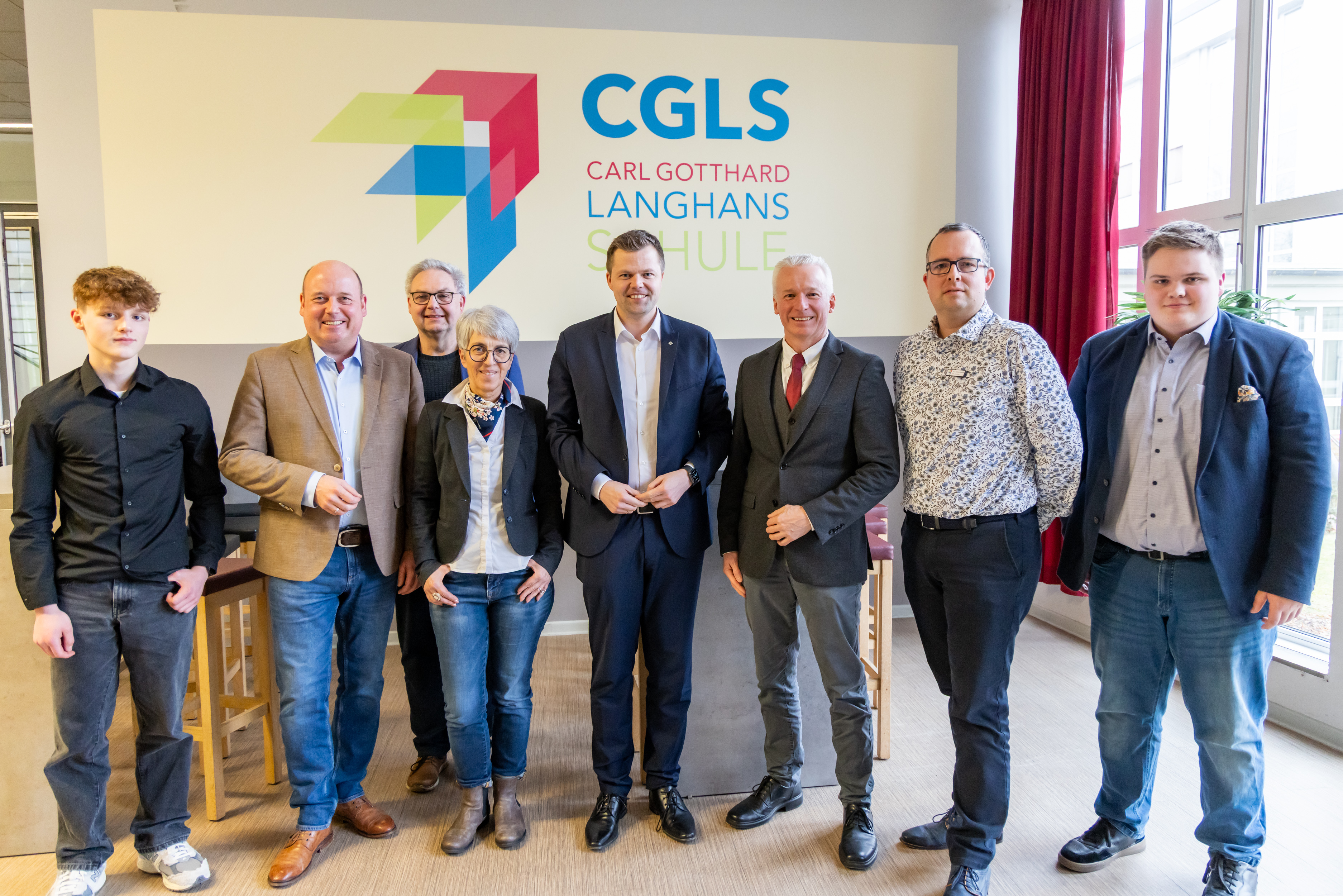 Die Delegation schaute sich die Schule an und stellte sich f�r ein Foto auf von links: Phil Casper, Holger Bormann, Henning Plumeyer, Kerstin Glier, MdL Christian F�hner, Stefan Volkmann, Stefan Ullrich-Kleiner und Emil Elberg