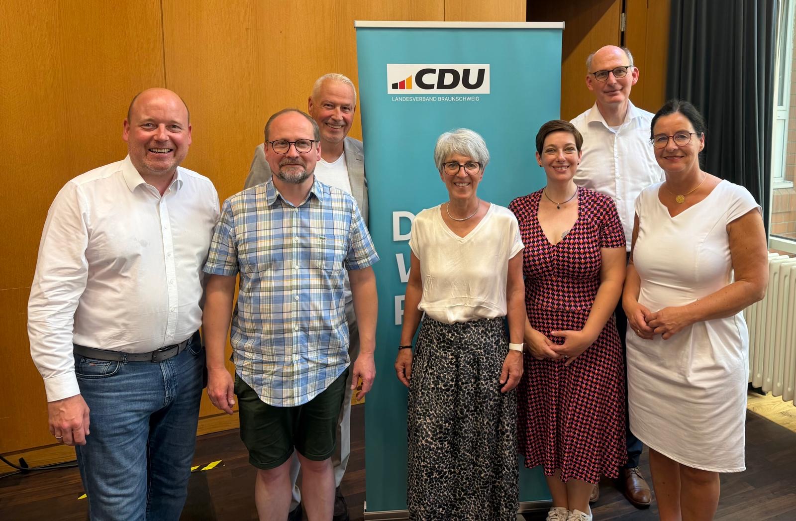 Kreisvorsitzender Holger Bormann, Ulf Grabenhorst-Quidde, Andreas Glier, B�rgermeisterkandidatin Kerstin Glier, Sarah Grabenhorst Quidde und CDU-Landesvorsitzender Christoph Plett, MdL.