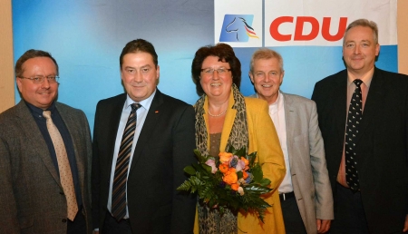 Es gratulieren (v. l.): Michael Hartig, Vorsitzender CDU-Gemeindeverband; Uwe Lagosky, Bundestagsabgeordneter aus Abbenrode; Günter Eichenlaub, amtierender Bürgermeister der Gemeinde Cremlingen und Frank Oesterhelweg Es gratulieren (v. l.): Michael Hartig, Vorsitzender CDU-Gemeindeverband; Uwe Lagosky, Bundestagsabgeordneter aus Abbenrode; Günter Eichenlaub, amtierender Bürgermeister der Gemeinde Cremlingen und Frank Oesterhelweg